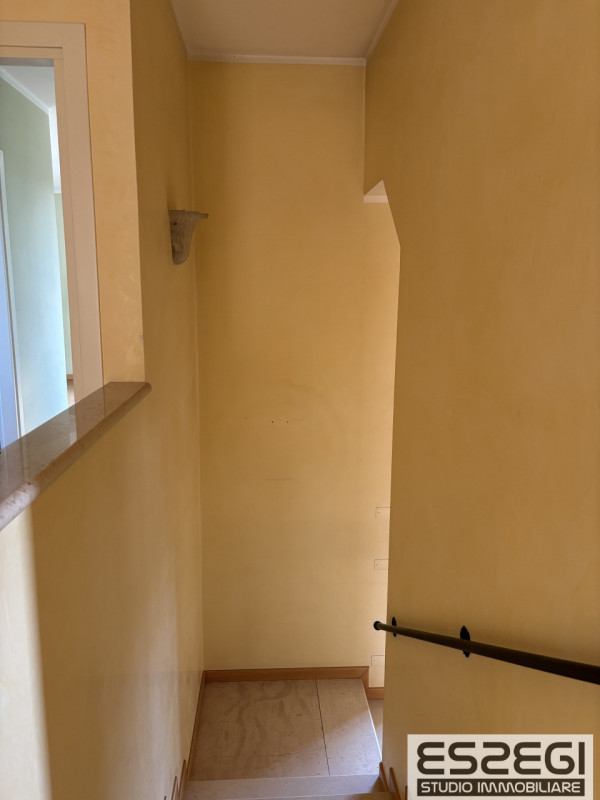 Proponiamo in vendita contemporanea abitazione indipendente libera su tre lati, rinnovata con fin...