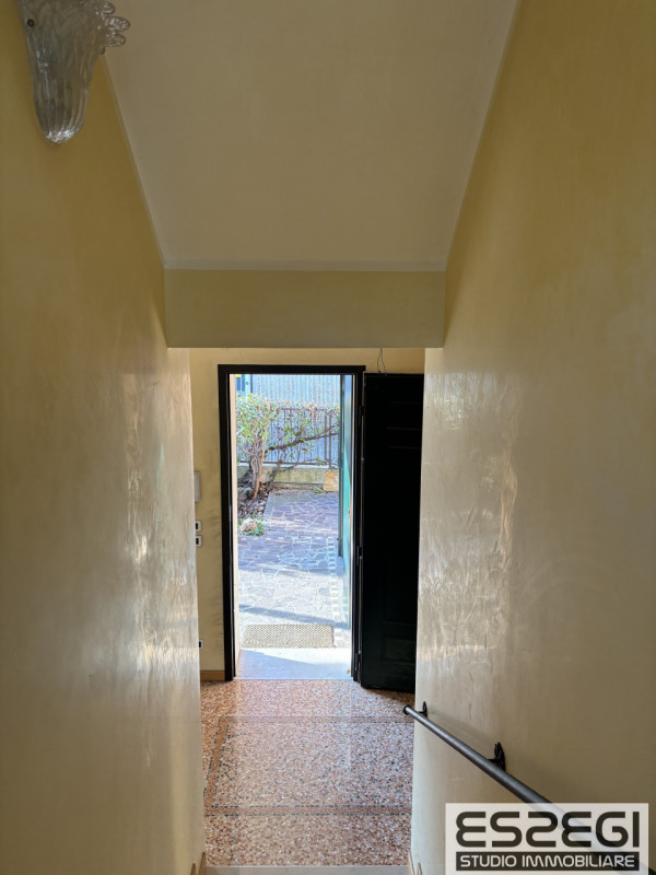 Proponiamo in vendita contemporanea abitazione indipendente libera su tre lati, rinnovata con fin...