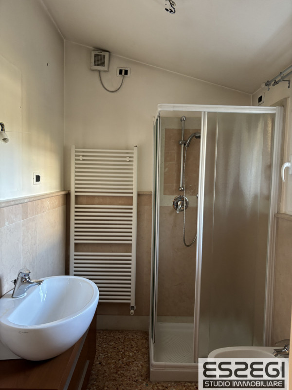 Proponiamo in vendita contemporanea abitazione indipendente libera su tre lati, rinnovata con fin...