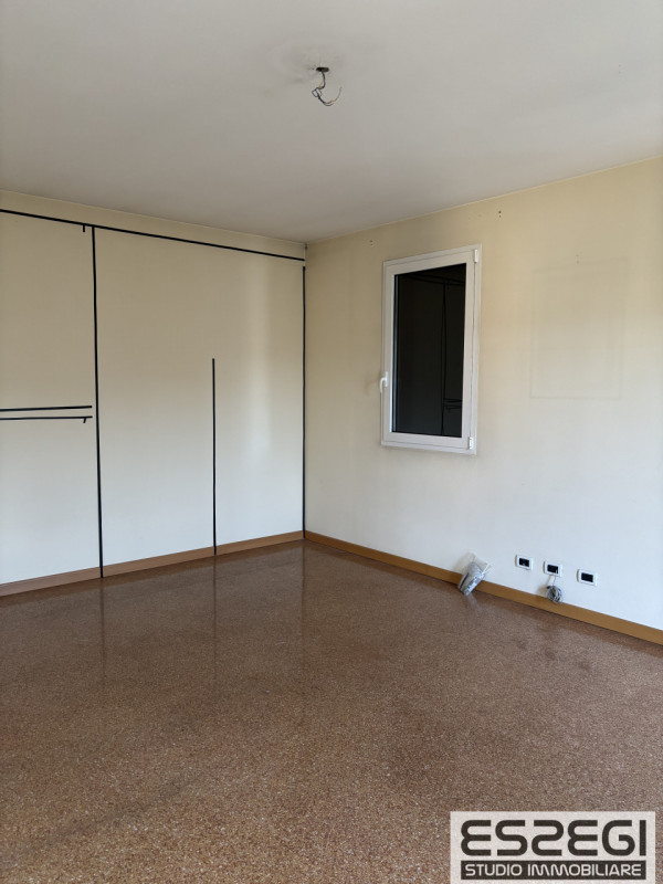 Proponiamo in vendita contemporanea abitazione indipendente libera su tre lati, rinnovata con fin...