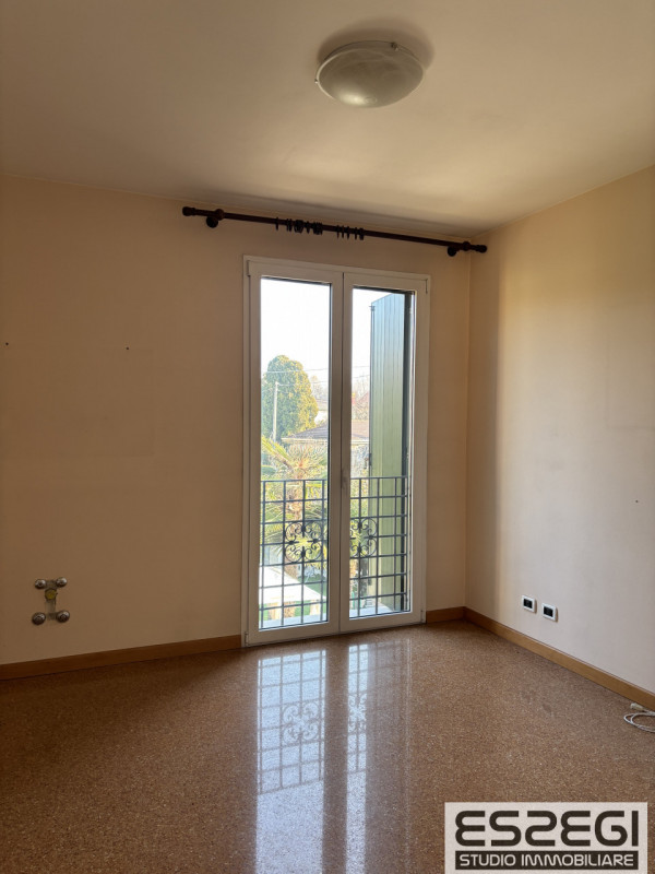 Proponiamo in vendita contemporanea abitazione indipendente libera su tre lati, rinnovata con fin...