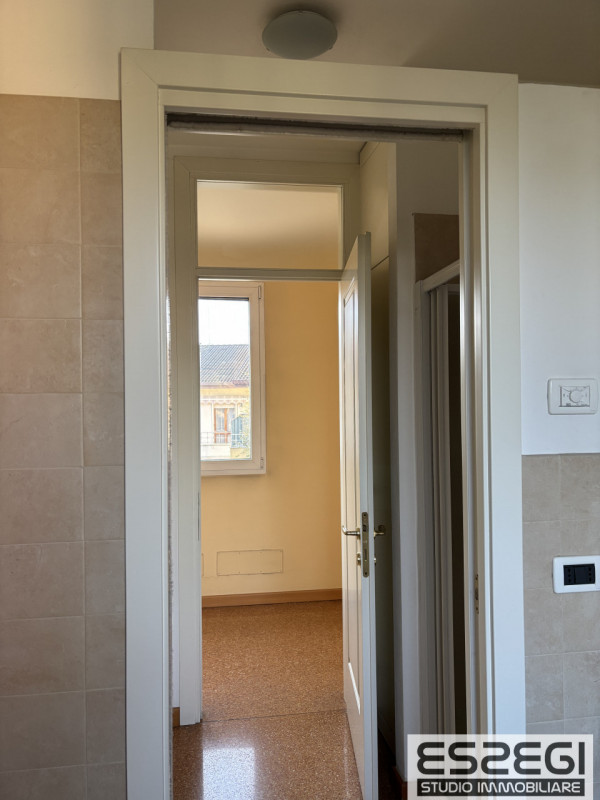 Proponiamo in vendita contemporanea abitazione indipendente libera su tre lati, rinnovata con fin...