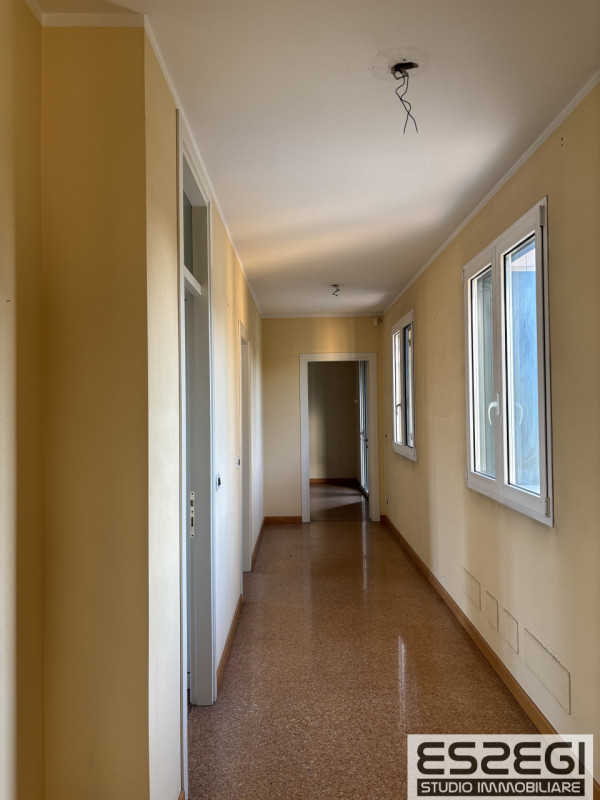 Proponiamo in vendita contemporanea abitazione indipendente libera su tre lati, rinnovata con fin...