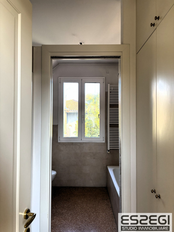 Proponiamo in vendita contemporanea abitazione indipendente libera su tre lati, rinnovata con fin...