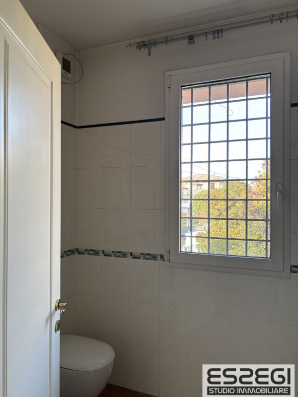 Proponiamo in vendita contemporanea abitazione indipendente libera su tre lati, rinnovata con fin...