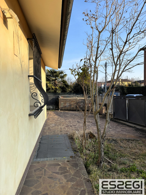 Proponiamo in vendita contemporanea abitazione indipendente libera su tre lati, rinnovata con fin...