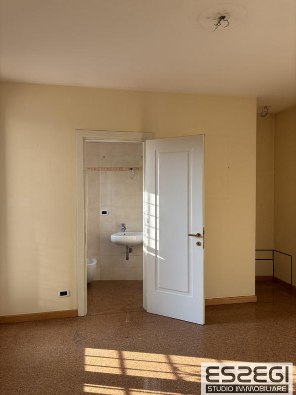 Proponiamo in vendita contemporanea abitazione indipendente libera su tre lati, rinnovata con fin...