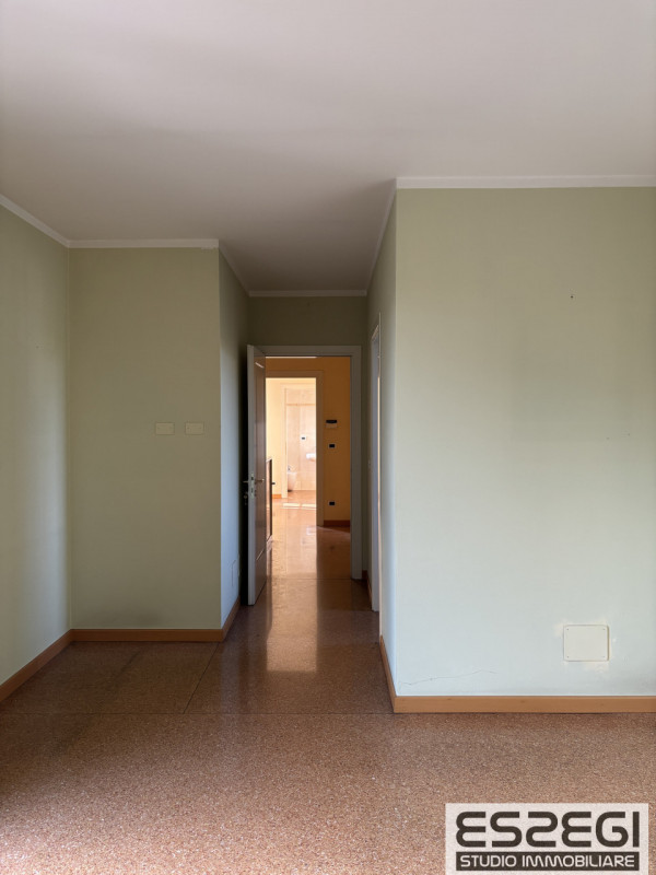 Proponiamo in vendita contemporanea abitazione indipendente libera su tre lati, rinnovata con fin...