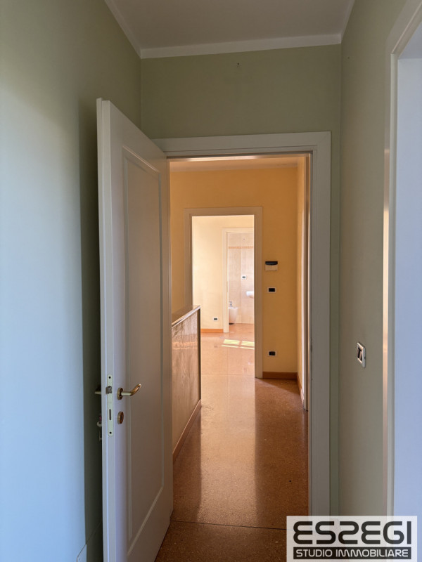 Proponiamo in vendita contemporanea abitazione indipendente libera su tre lati, rinnovata con fin...