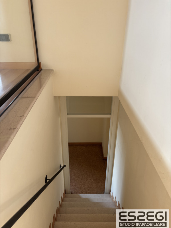 Proponiamo in vendita contemporanea abitazione indipendente libera su tre lati, rinnovata con fin...