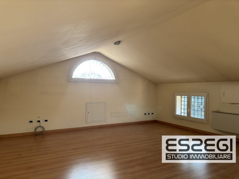 Proponiamo in vendita contemporanea abitazione indipendente libera su tre lati, rinnovata con fin...