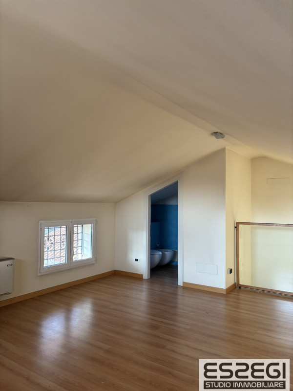 Proponiamo in vendita contemporanea abitazione indipendente libera su tre lati, rinnovata con fin...