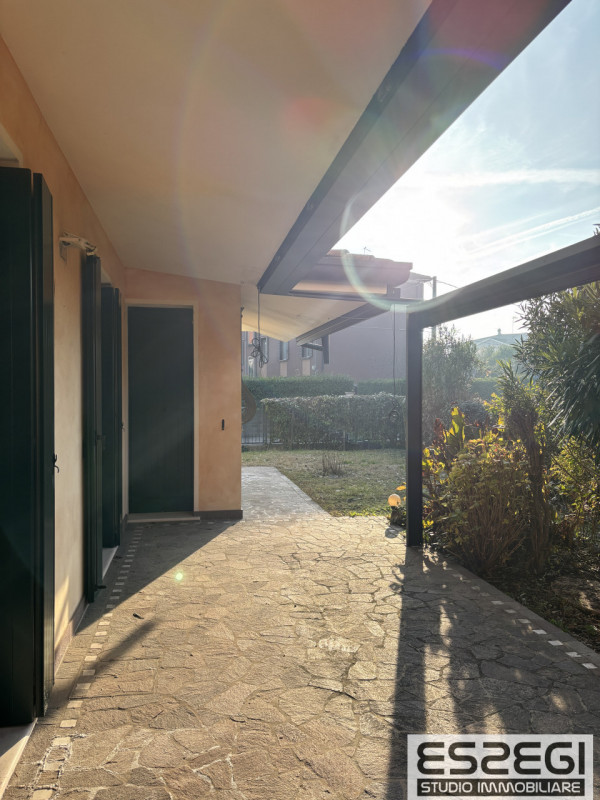 Proponiamo in vendita contemporanea abitazione indipendente libera su tre lati, rinnovata con fin...