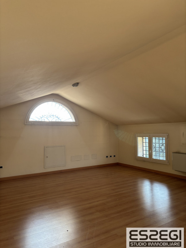 Proponiamo in vendita contemporanea abitazione indipendente libera su tre lati, rinnovata con fin...