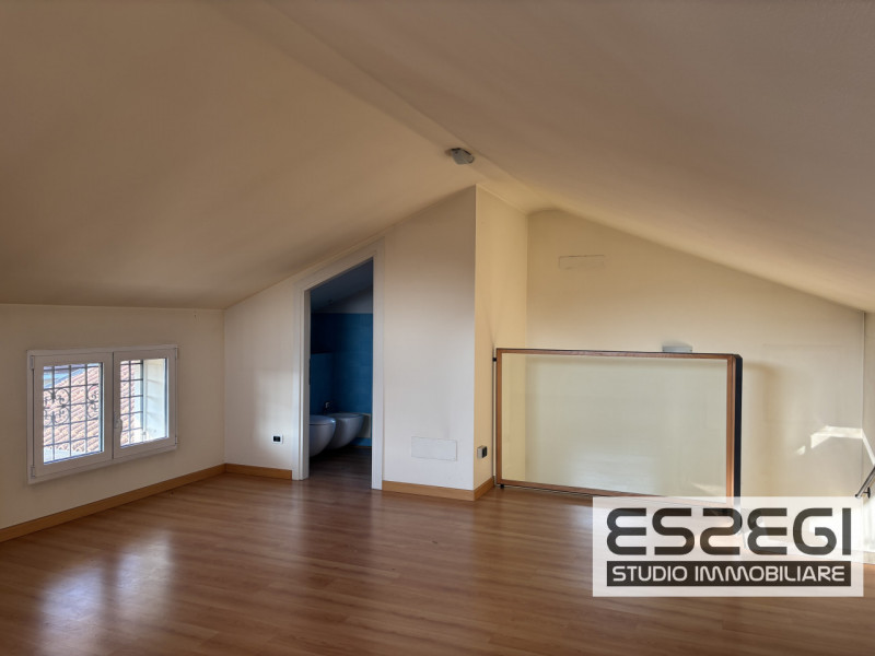 Proponiamo in vendita contemporanea abitazione indipendente libera su tre lati, rinnovata con fin...