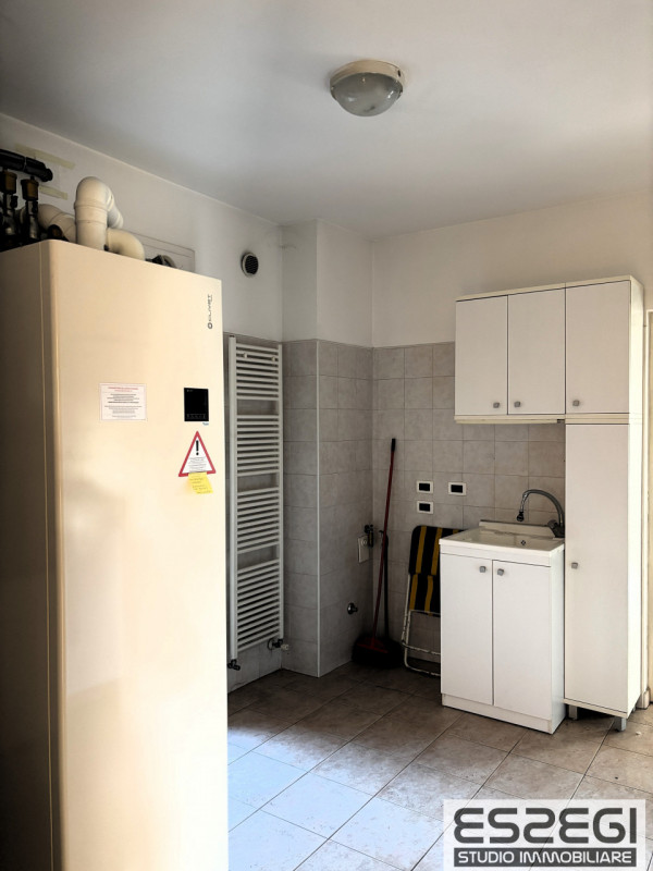 Proponiamo in vendita contemporanea abitazione indipendente libera su tre lati, rinnovata con fin...