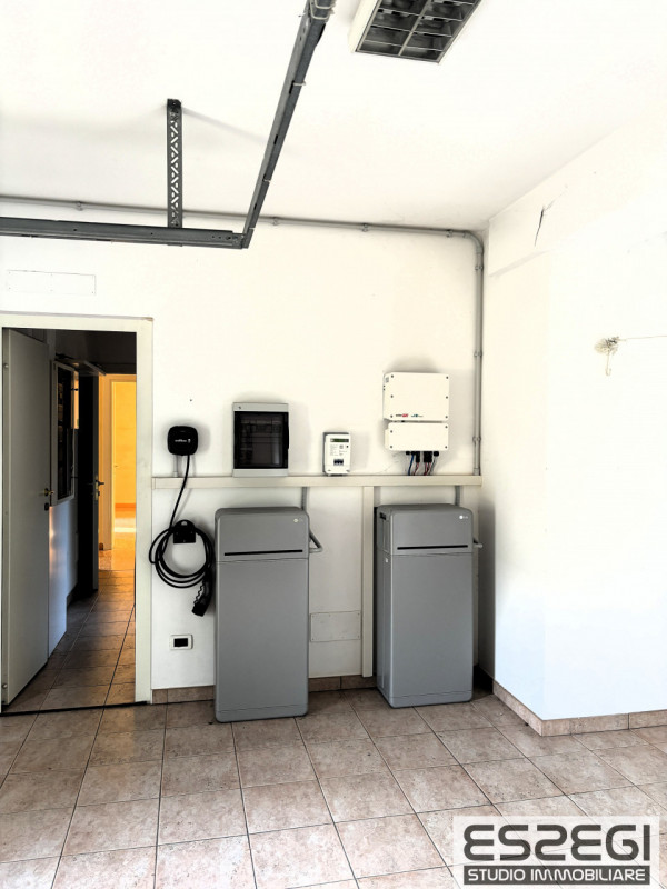 Proponiamo in vendita contemporanea abitazione indipendente libera su tre lati, rinnovata con fin...