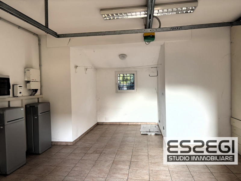 Proponiamo in vendita contemporanea abitazione indipendente libera su tre lati, rinnovata con fin...