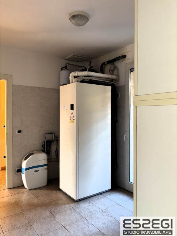 Proponiamo in vendita contemporanea abitazione indipendente libera su tre lati, rinnovata con fin...