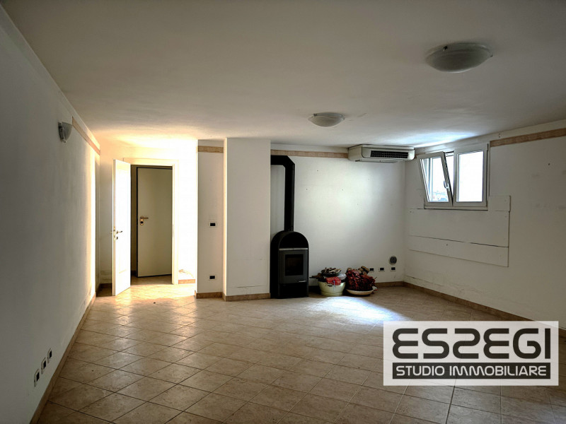 Proponiamo in vendita contemporanea abitazione indipendente libera su tre lati, rinnovata con fin...