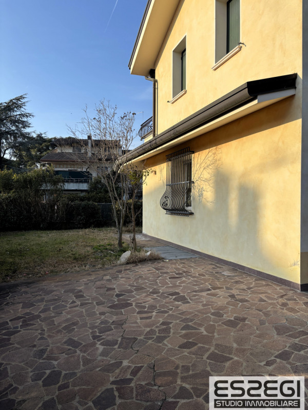 Proponiamo in vendita contemporanea abitazione indipendente libera su tre lati, rinnovata con fin...