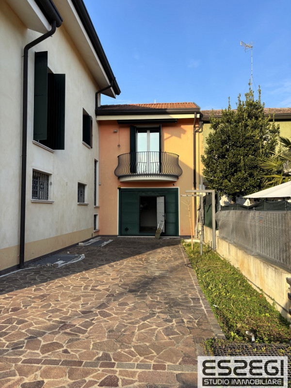 Proponiamo in vendita contemporanea abitazione indipendente libera su tre lati, rinnovata con fin...