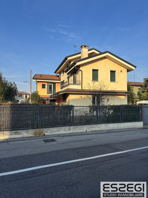 Proponiamo in vendita contemporanea abitazione indipendente libera su tre lati, rinnovata con fin...