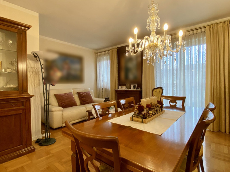 A Dueville, in una zona residenziale centrale, tranquilla e ben servita, proponiamo in vendita un...