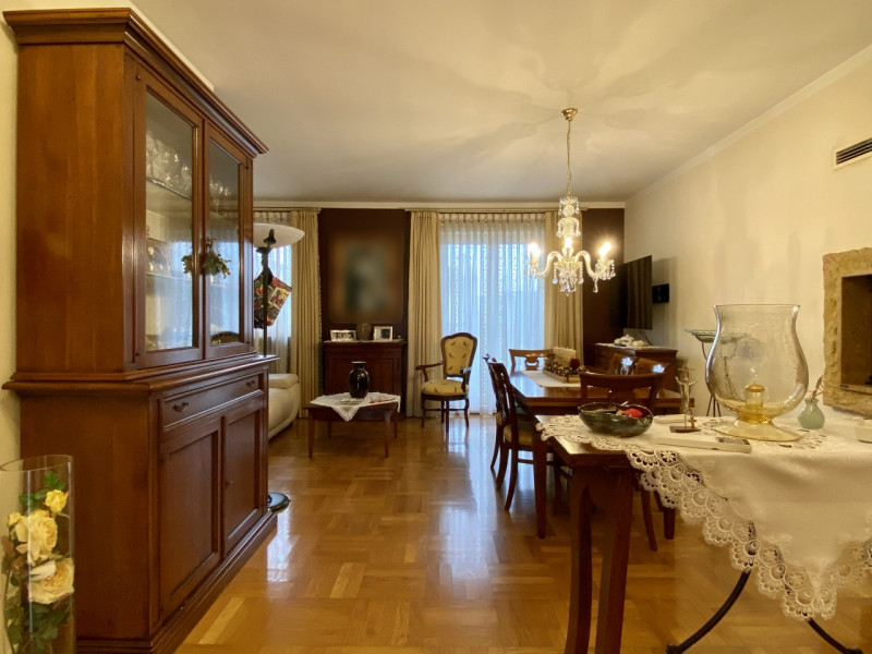 A Dueville, in una zona residenziale centrale, tranquilla e ben servita, proponiamo in vendita un...