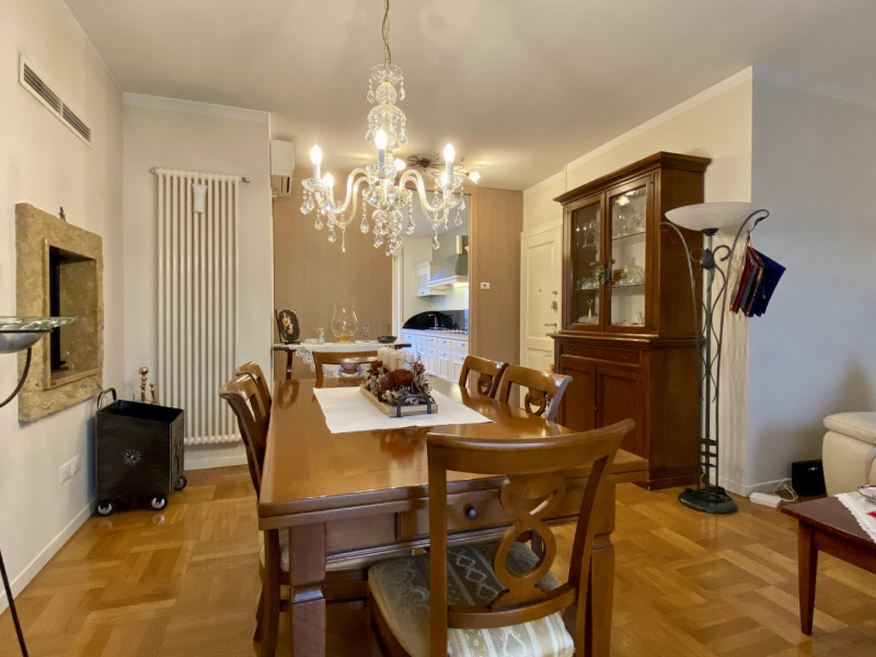 A Dueville, in una zona residenziale centrale, tranquilla e ben servita, proponiamo in vendita un...