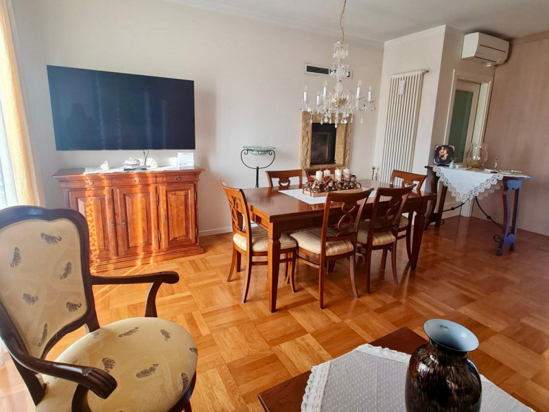 A Dueville, in una zona residenziale centrale, tranquilla e ben servita, proponiamo in vendita un...