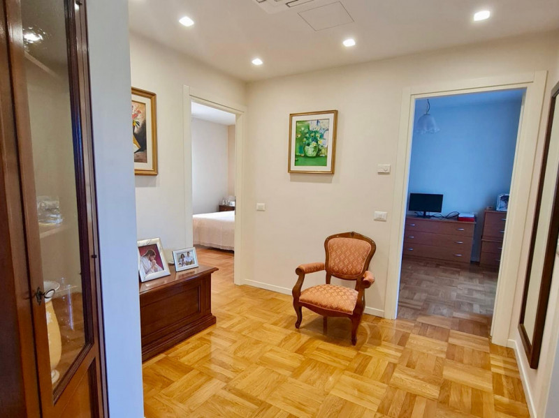 A Dueville, in una zona residenziale centrale, tranquilla e ben servita, proponiamo in vendita un...