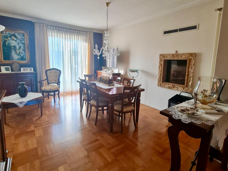 A Dueville, in una zona residenziale centrale, tranquilla e ben servita, proponiamo in vendita un...