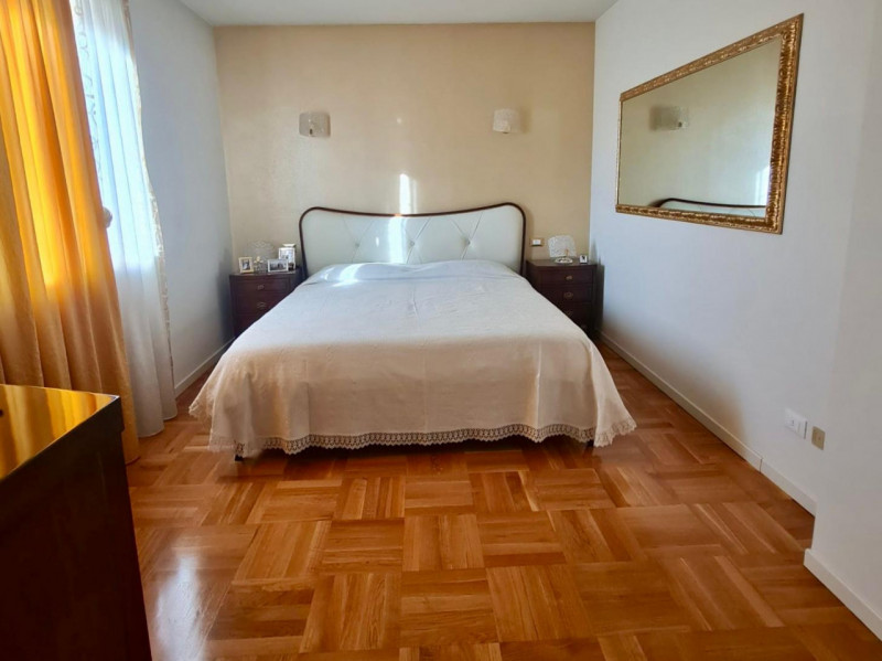 A Dueville, in una zona residenziale centrale, tranquilla e ben servita, proponiamo in vendita un...