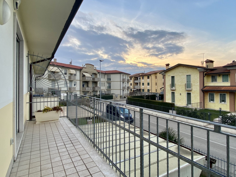 A Dueville, in una zona residenziale centrale, tranquilla e ben servita, proponiamo in vendita un...