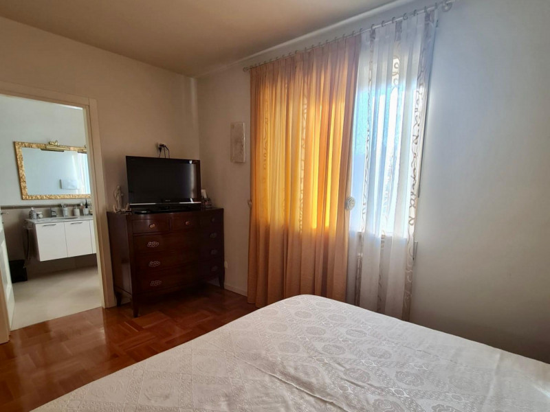 A Dueville, in una zona residenziale centrale, tranquilla e ben servita, proponiamo in vendita un...