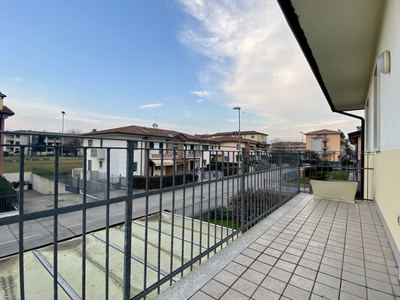 A Dueville, in una zona residenziale centrale, tranquilla e ben servita, proponiamo in vendita un...