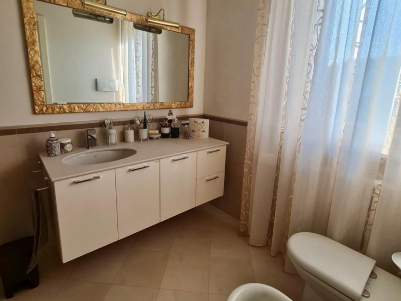 A Dueville, in una zona residenziale centrale, tranquilla e ben servita, proponiamo in vendita un...