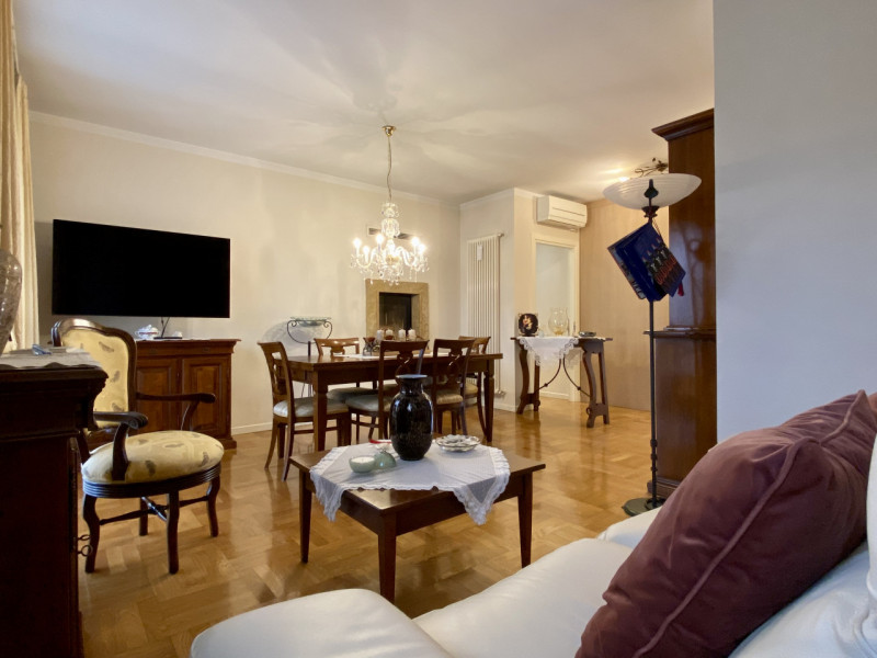 A Dueville, in una zona residenziale centrale, tranquilla e ben servita, proponiamo in vendita un...