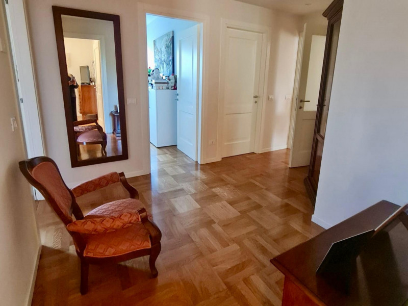 A Dueville, in una zona residenziale centrale, tranquilla e ben servita, proponiamo in vendita un...