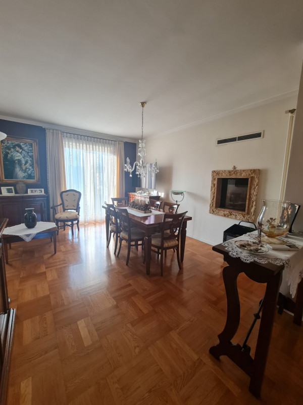 A Dueville, in una zona residenziale centrale, tranquilla e ben servita, proponiamo in vendita un...