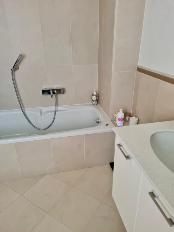 A Dueville, in una zona residenziale centrale, tranquilla e ben servita, proponiamo in vendita un...