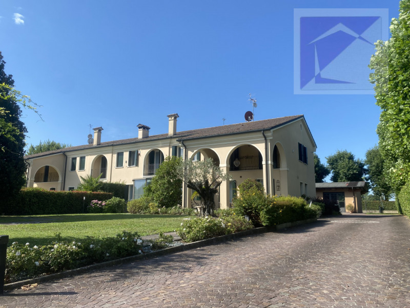 Immersa nella quiete della campagna, a soli 3 minuti dal centro di Santa Giustina in Colle, propo...