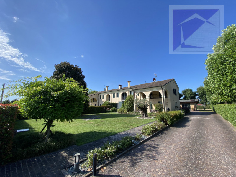 Immersa nella quiete della campagna, a soli 3 minuti dal centro di Santa Giustina in Colle, propo...