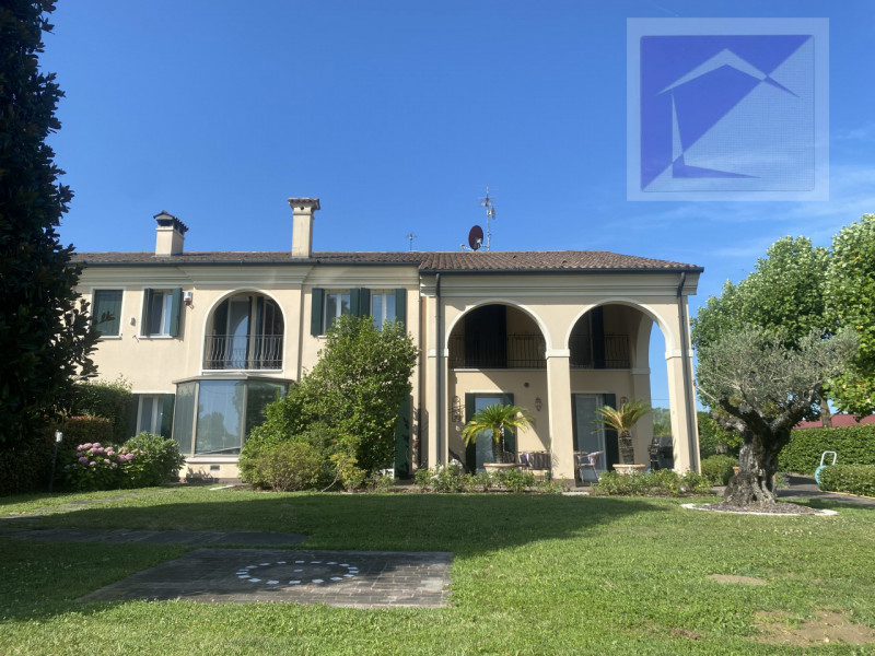 Immersa nella quiete della campagna, a soli 3 minuti dal centro di Santa Giustina in Colle, propo...