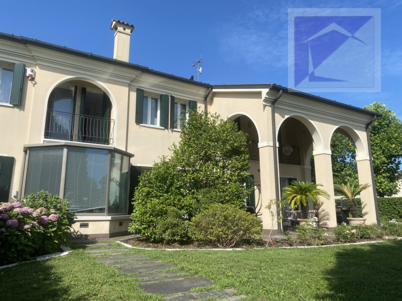 Immersa nella quiete della campagna, a soli 3 minuti dal centro di Santa Giustina in Colle, propo...