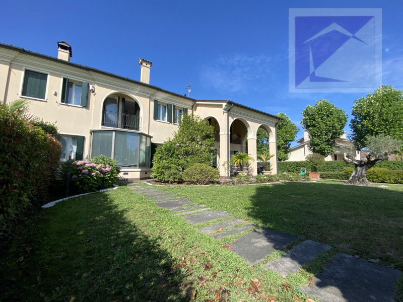 Immersa nella quiete della campagna, a soli 3 minuti dal centro di Santa Giustina in Colle, propo...