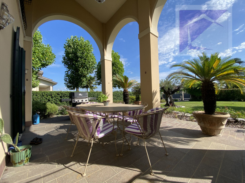 Immersa nella quiete della campagna, a soli 3 minuti dal centro di Santa Giustina in Colle, propo...