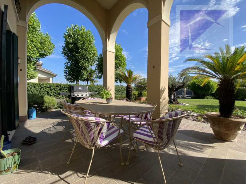 Immersa nella quiete della campagna, a soli 3 minuti dal centro di Santa Giustina in Colle, propo...