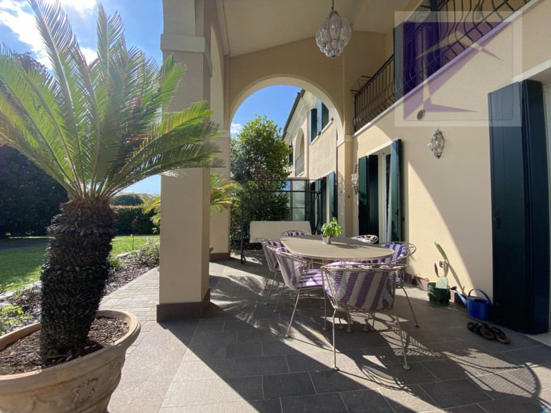 Immersa nella quiete della campagna, a soli 3 minuti dal centro di Santa Giustina in Colle, propo...